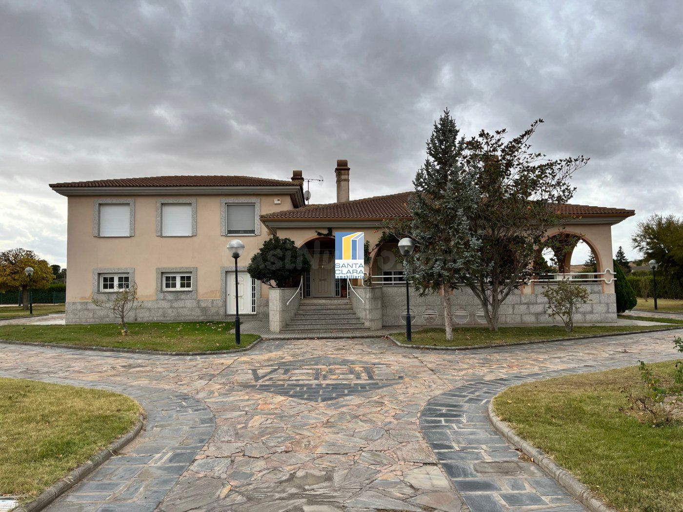 CHALET EN VENTA CON 5 DORMITORIOS, PISCINA, CANCHA DE TENIS Y JARDÍN EN CARRETERA CARRASCAL, ZAMORA.