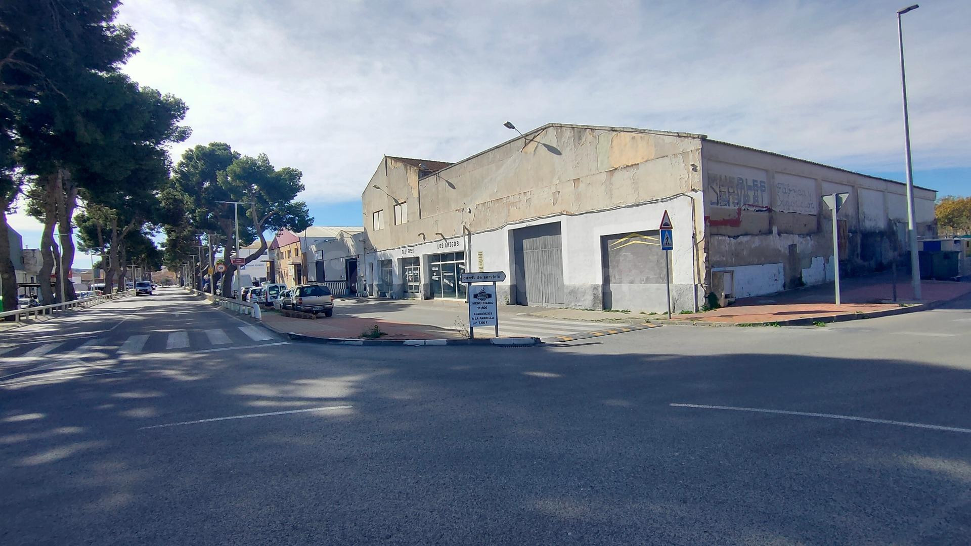 VENTA DE NAVE EN BUENA ZONA DE PASO EN ASPE