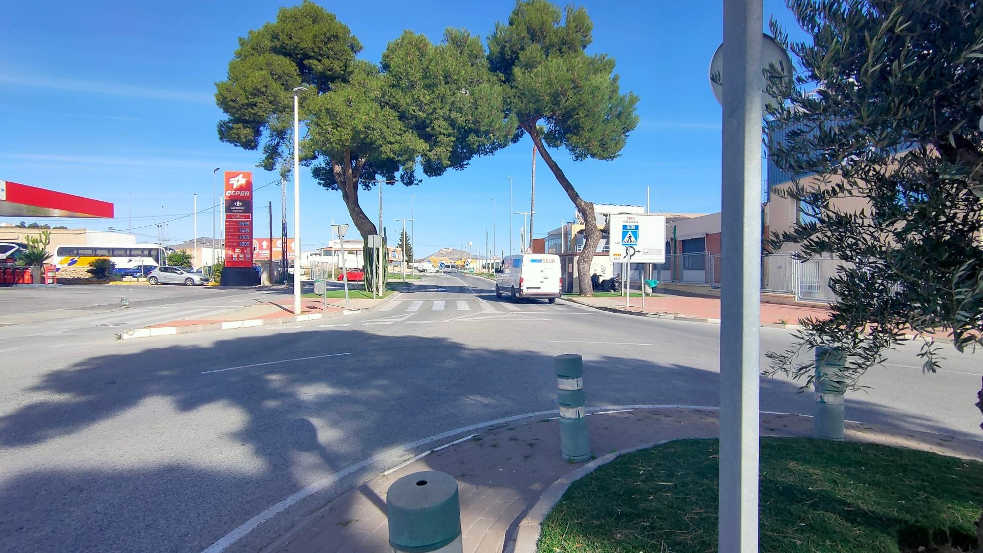 VENTA DE NAVE EN BUENA ZONA DE PASO EN ASPE - foto 2
