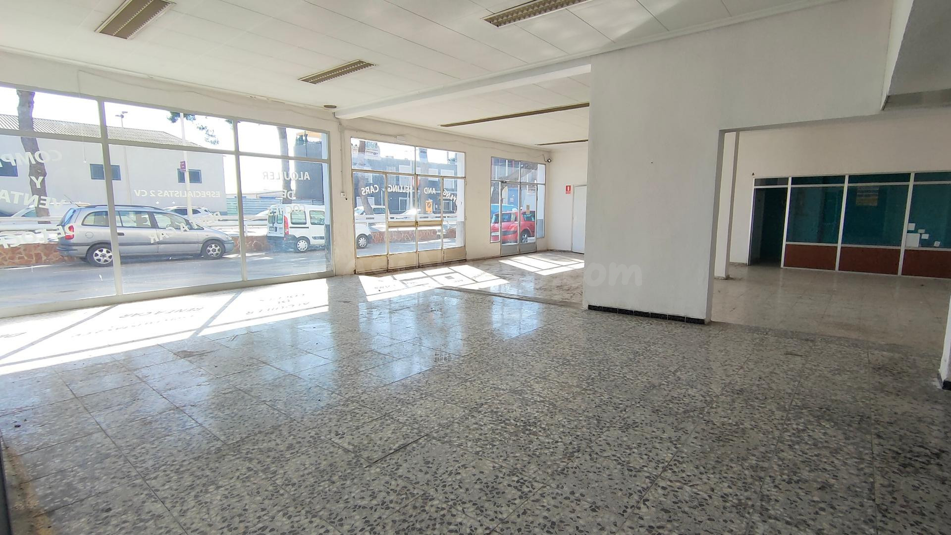 VENTA DE NAVE EN BUENA ZONA DE PASO EN ASPE - foto 3