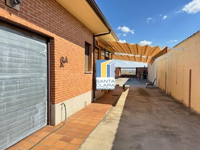 CASA EN VENTA CON 3 DORMITORIOS, 2 BAÑOS, 2 GARAJES Y PATIO EN MORALEJA DEL VINO, ZAMORA.