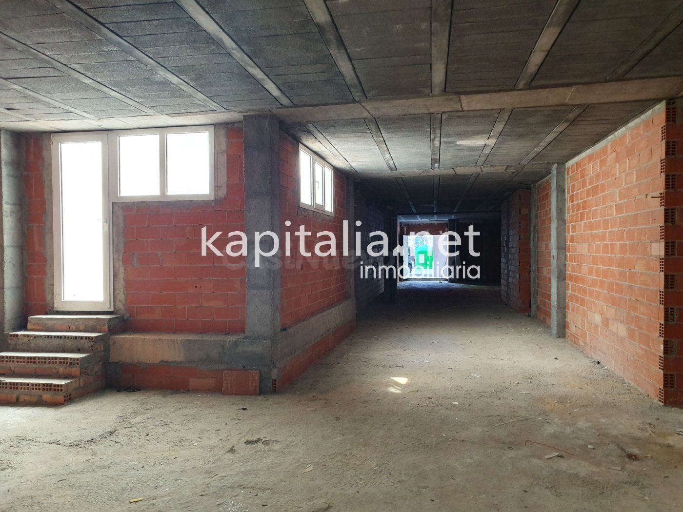 Local  comercial con patio  a la venta en Ontinyent.