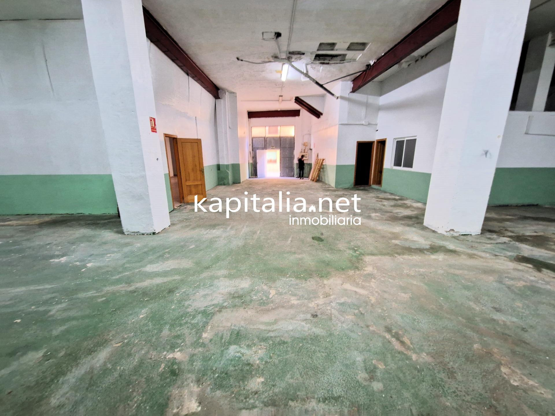 Venta o alquiler de nave o gran local comercial en Olleria - foto 4