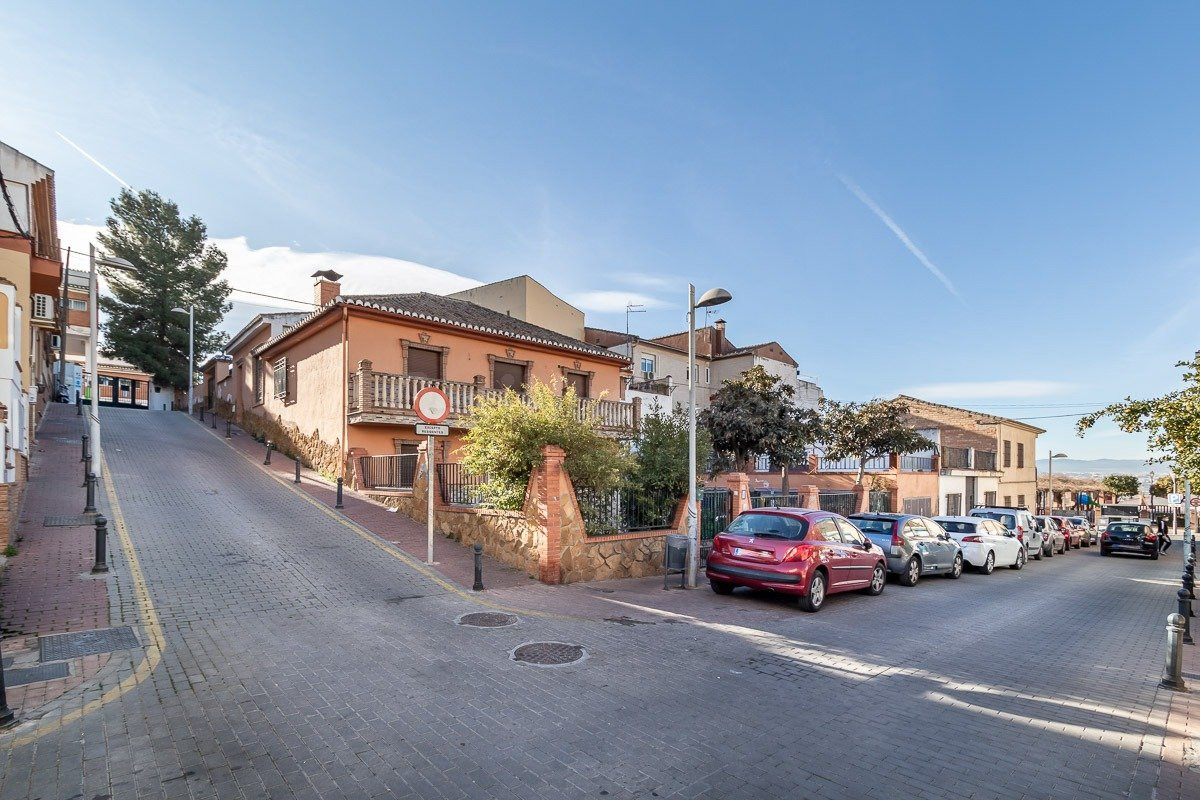 Se vende Casa/ Solar en pleno centro de Huétor Vega
