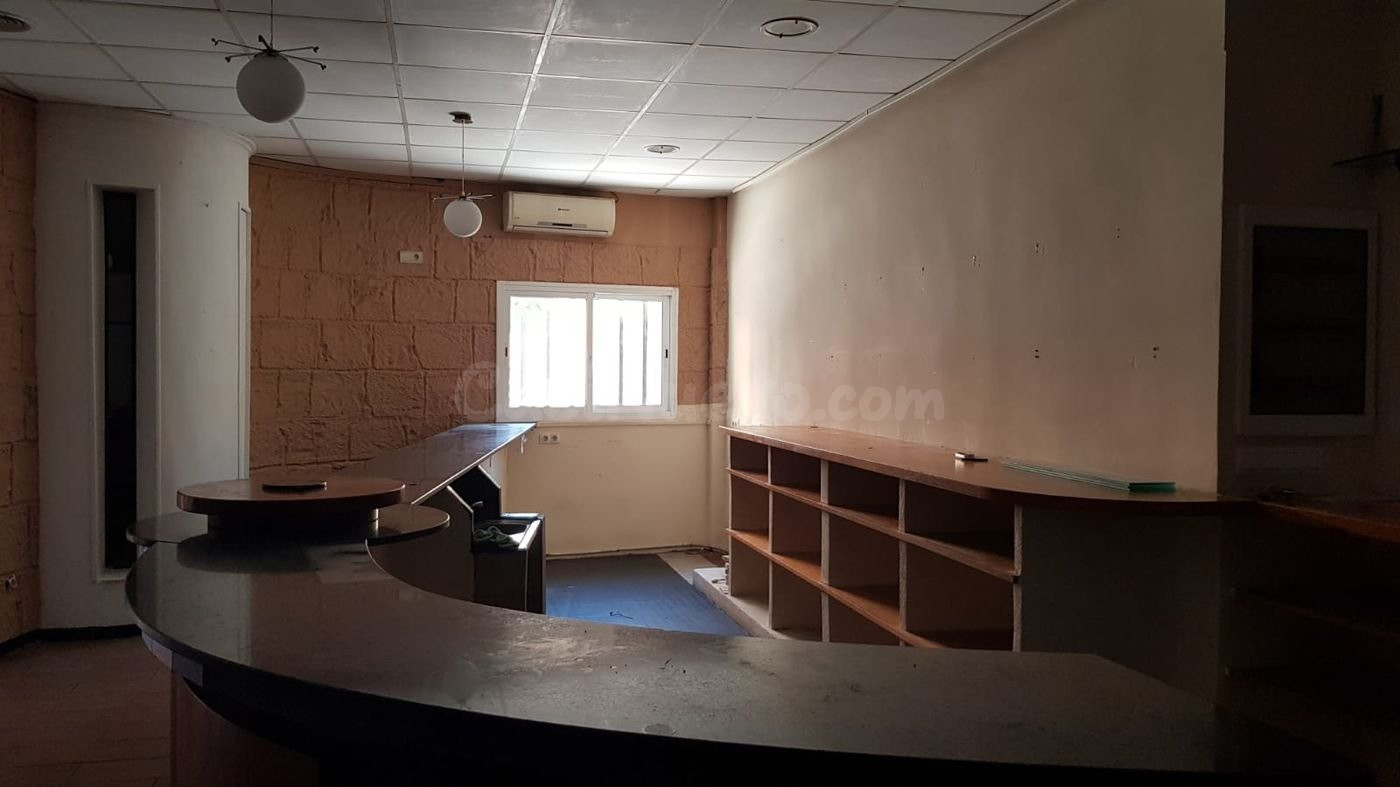 ¡OPORTUNIDAD! Local comercial reformado en la Ràpita de 84 m - foto 2