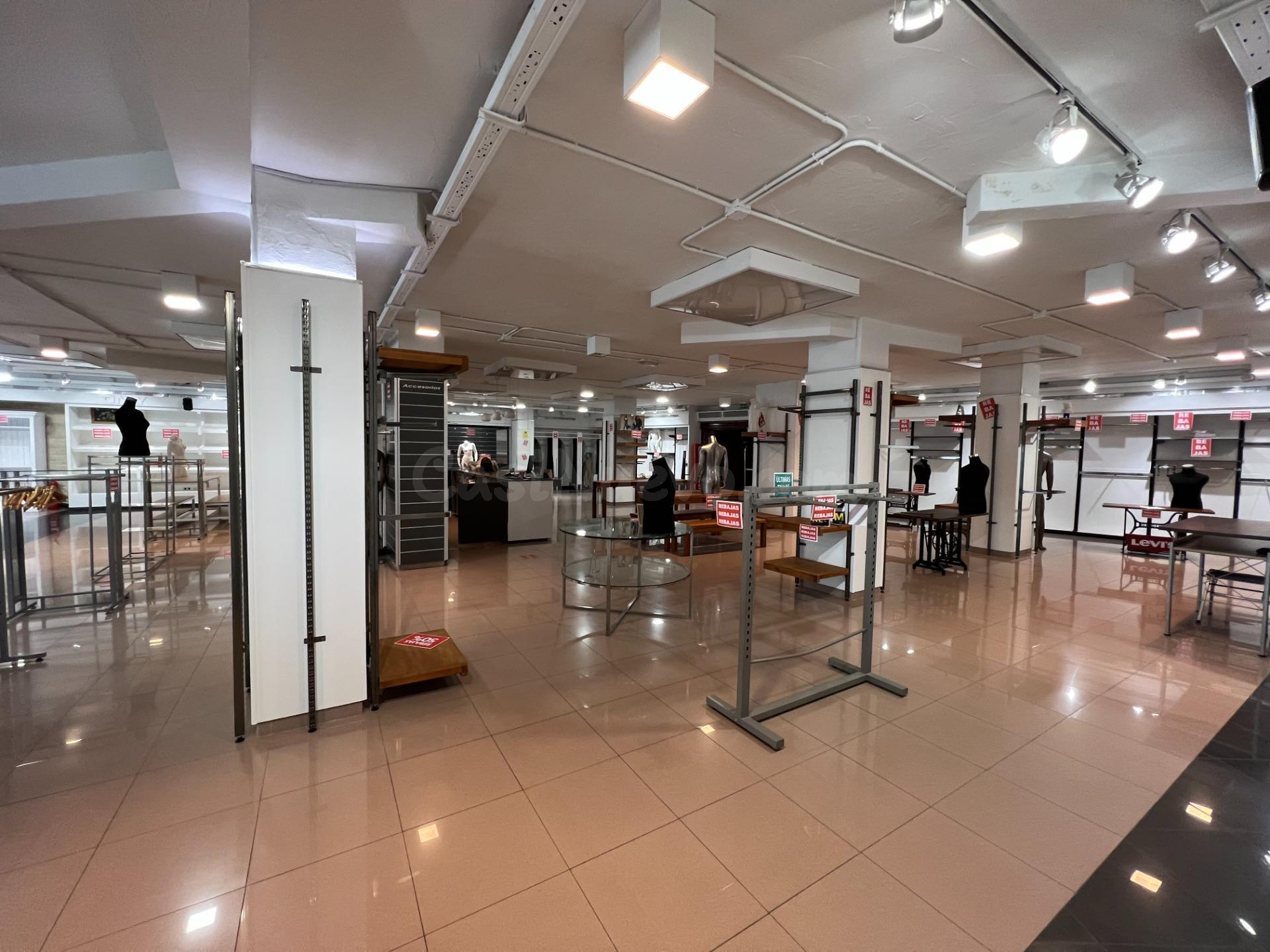 Local comercial en Plaza Crevillente de 400m2