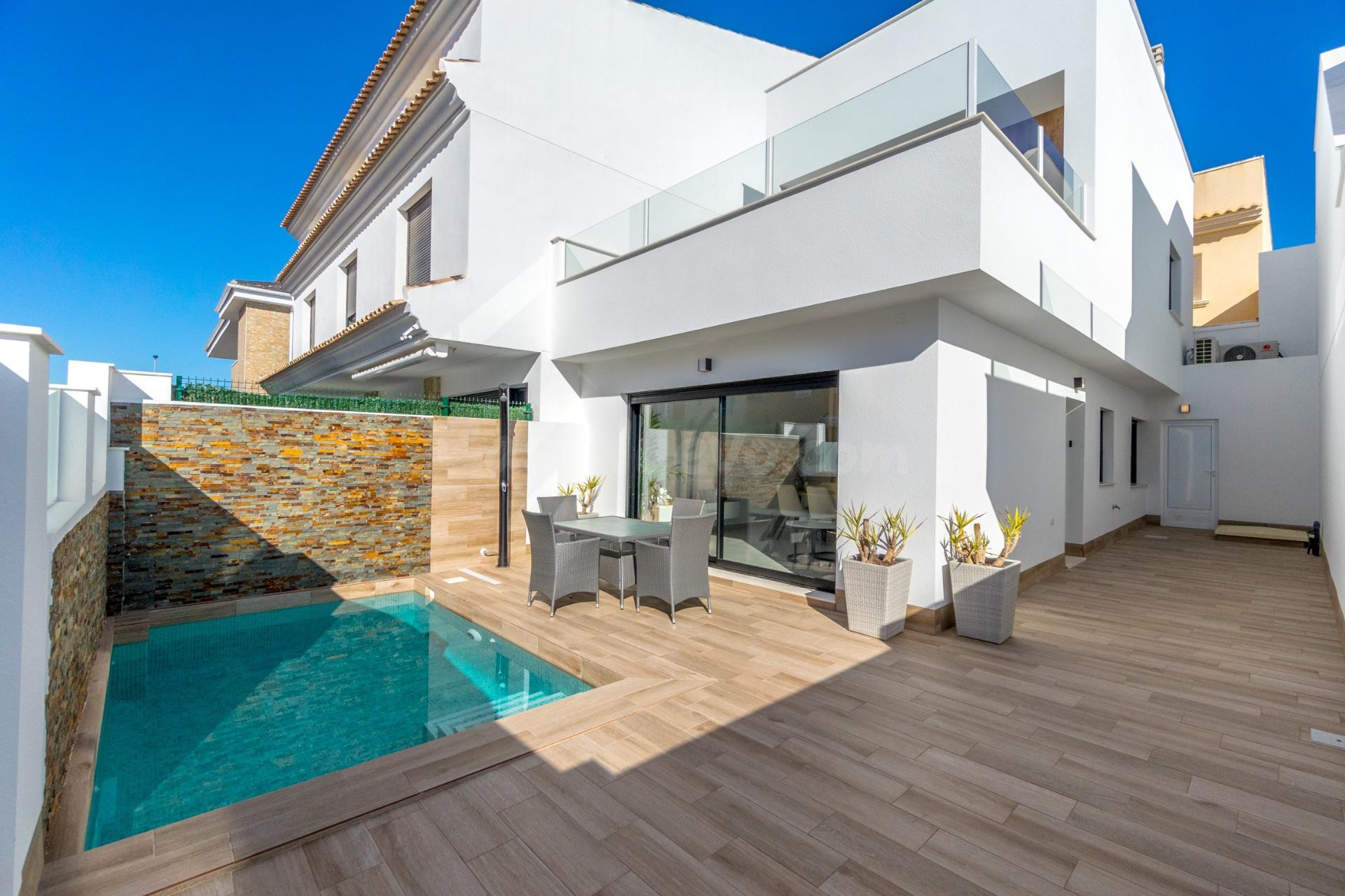 Villas adosadas de nueva construcción con piscina privada en San Pedro del Pinatar