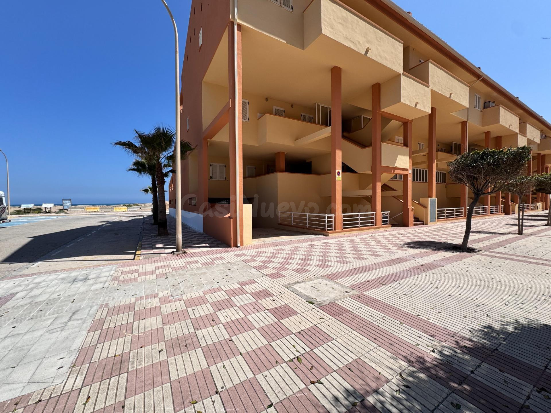 Planta baja en bruto con dos plazas de garaje en segunda lín