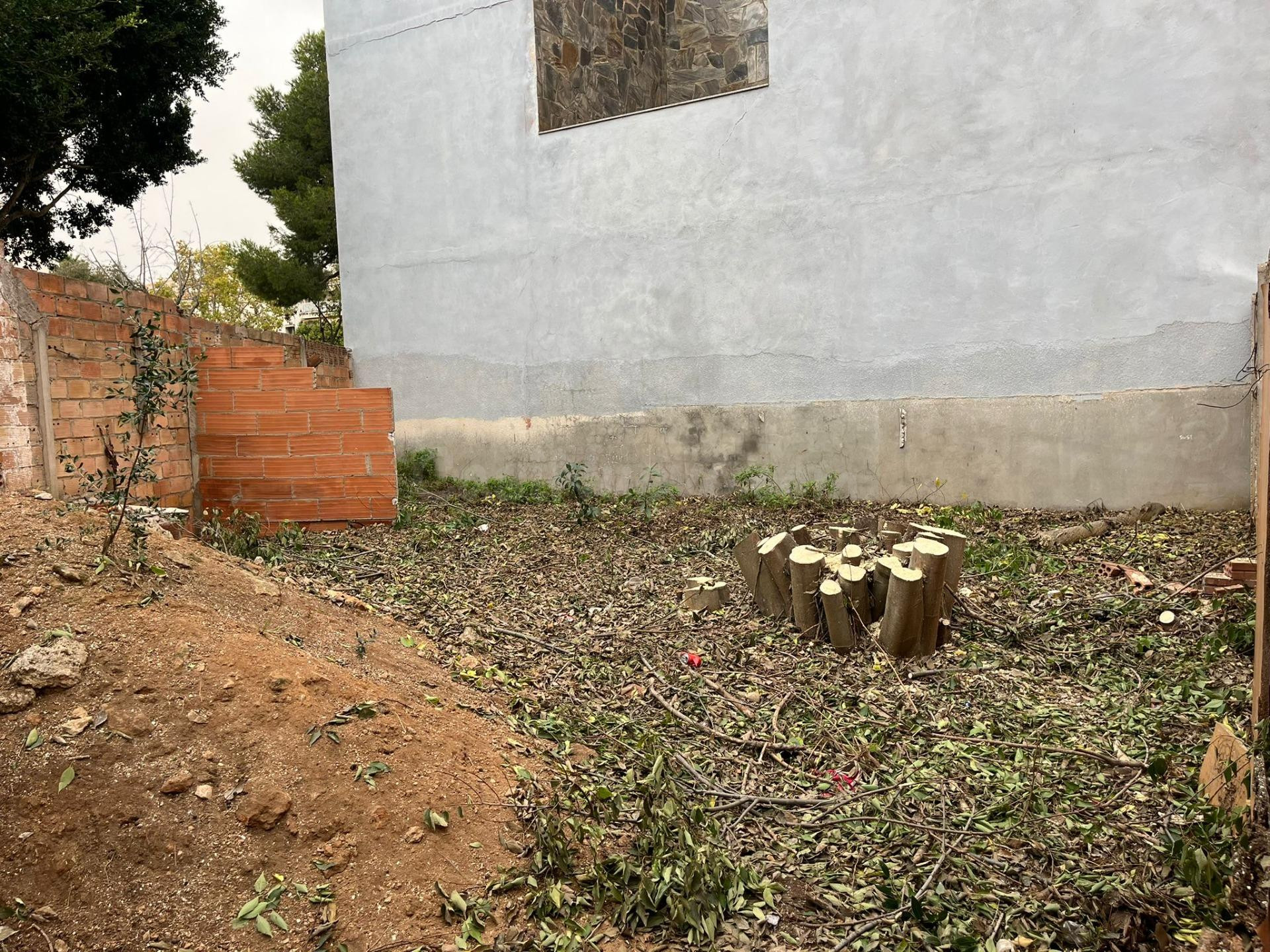 Terreno urbano para edificar, una casa o 3 pisos, en Les Roquetes