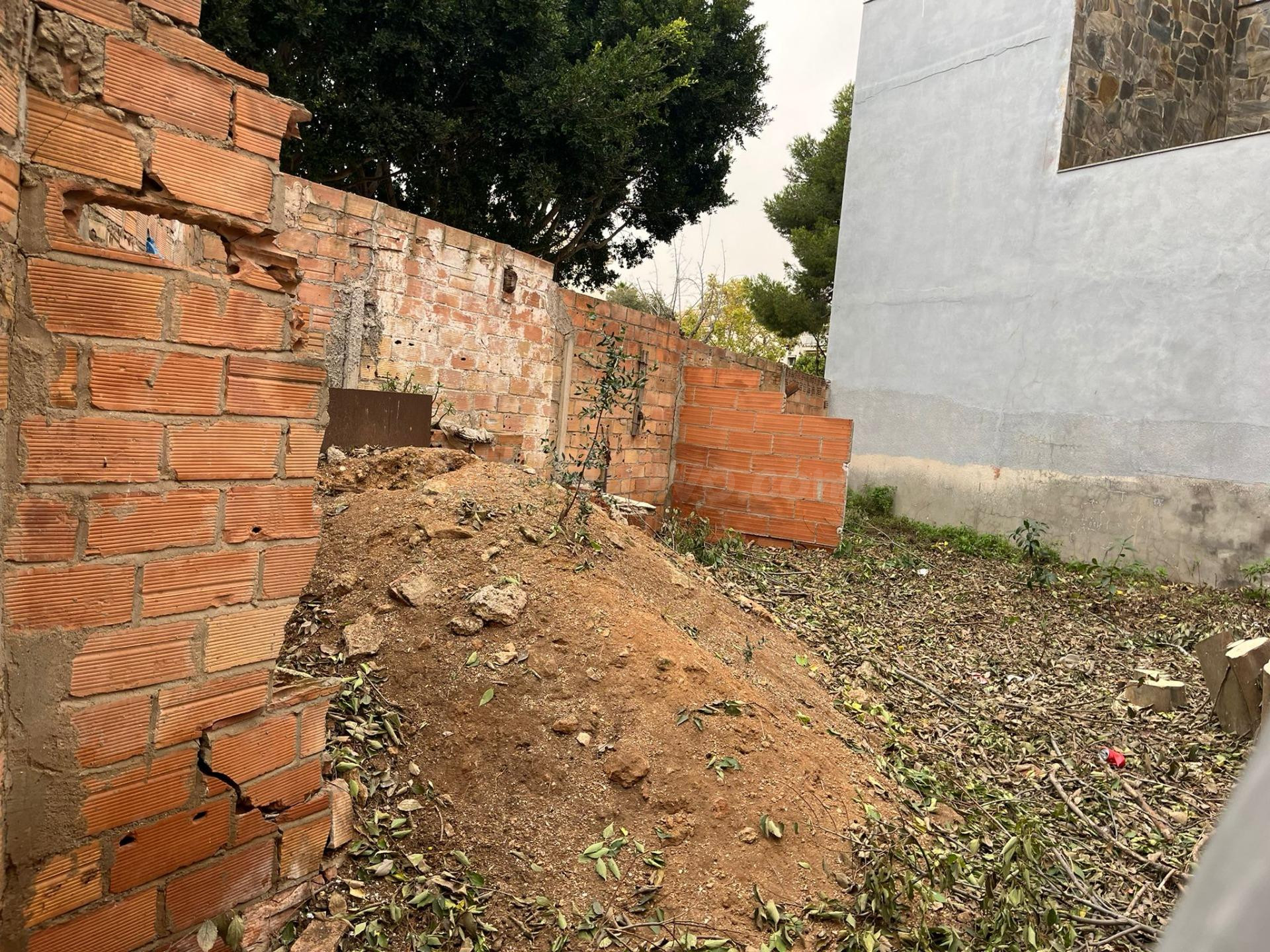 Terreno urbano para edificar, una casa o 3 pisos, en Les Roquetes - foto 2