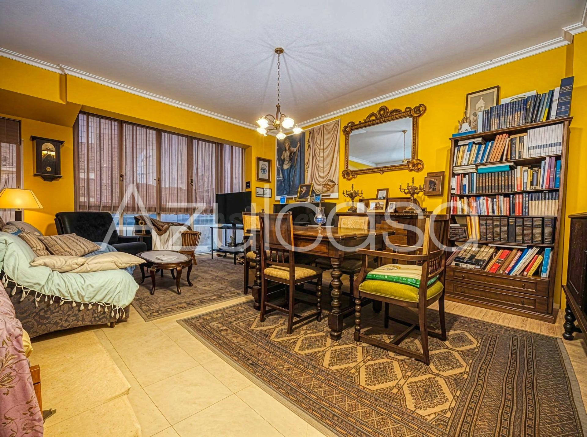 Estupendo piso en venta de 3 dormitorios y 2 baños con patio en pleno Centro de Alicante