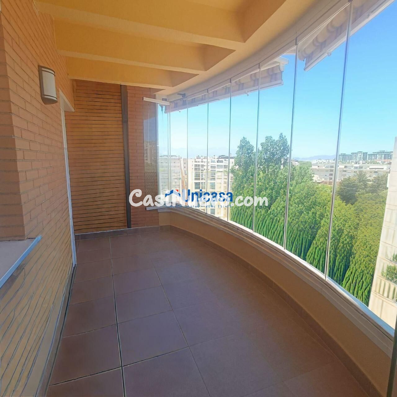 🏡 Piso de 118 m2 con amplia terraza, piscina, jardín y garaje incluido