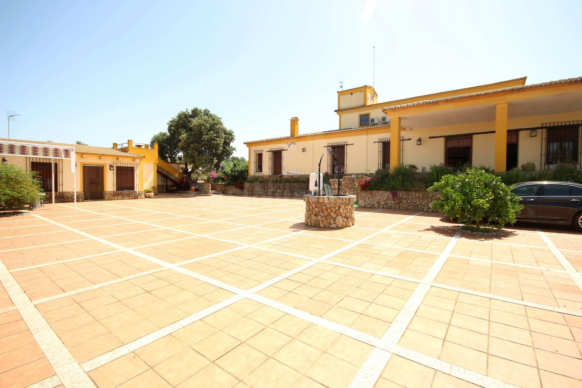 Exclusiva finca en venta con explotación agrícola y vvda. de
