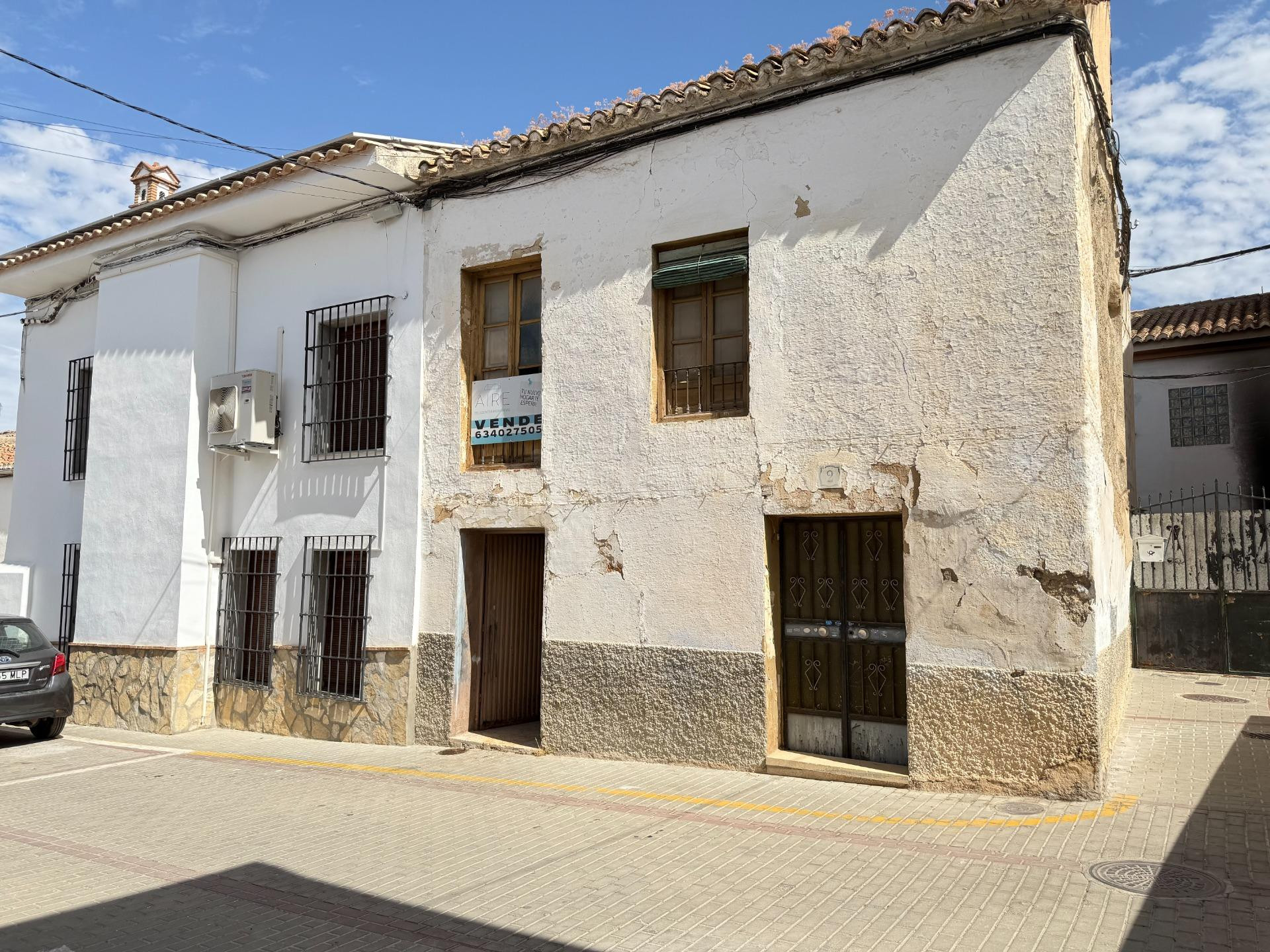 CASA DE PUEBLO EN ESQUINA CON GRAN POTENCIAL EN EL CENTRO DE