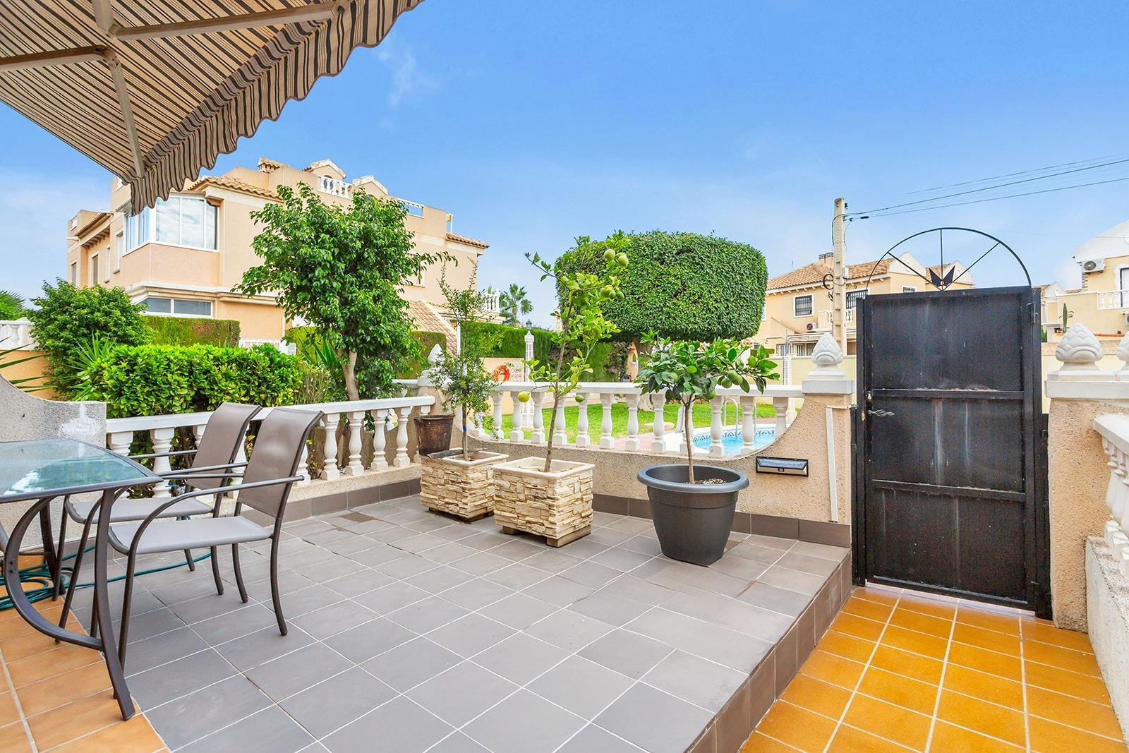 Dúplex de 2 dormitorios + 2 baños  con jardín, solárium y piscina comunitaria.