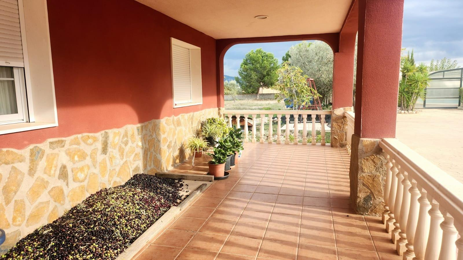 Chalet con dos casas en Sax