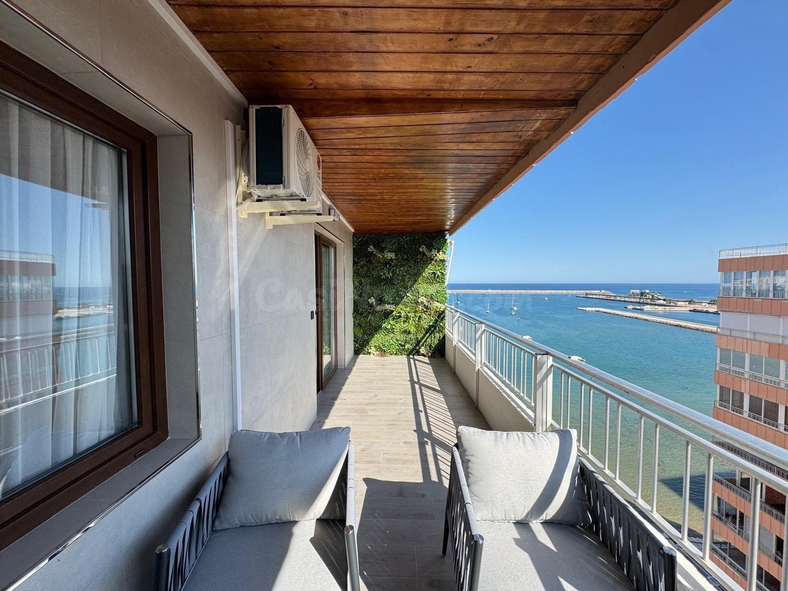 APARTAMENTO CON VISTAS AL MAR! REFORMADO EN PRIMERA LINEA! 3 DORM. 2 BAÑOS. PISCINA. 90M2.