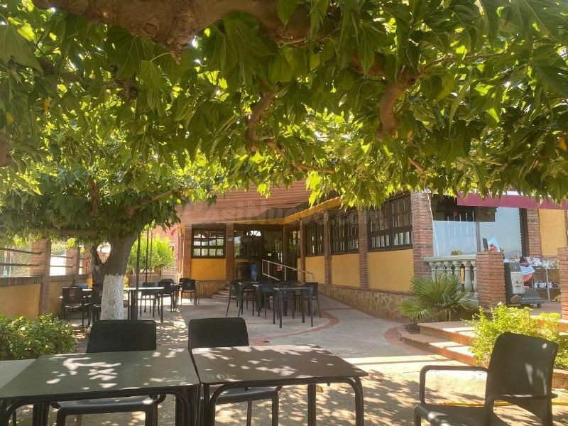 ¡Fantástico restaurante en pleno funcionamiento con 2 vivien