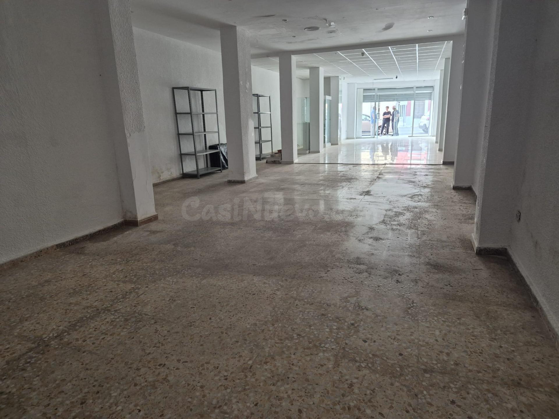 SE VENDE PLANTA BAJA EN ZONA COMERCIAL DE LLIRIA