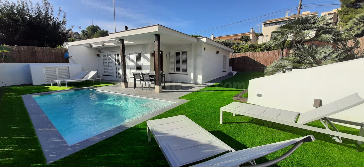 Casa con jardin  piscina en alquiler en Vallpineda.Sitges