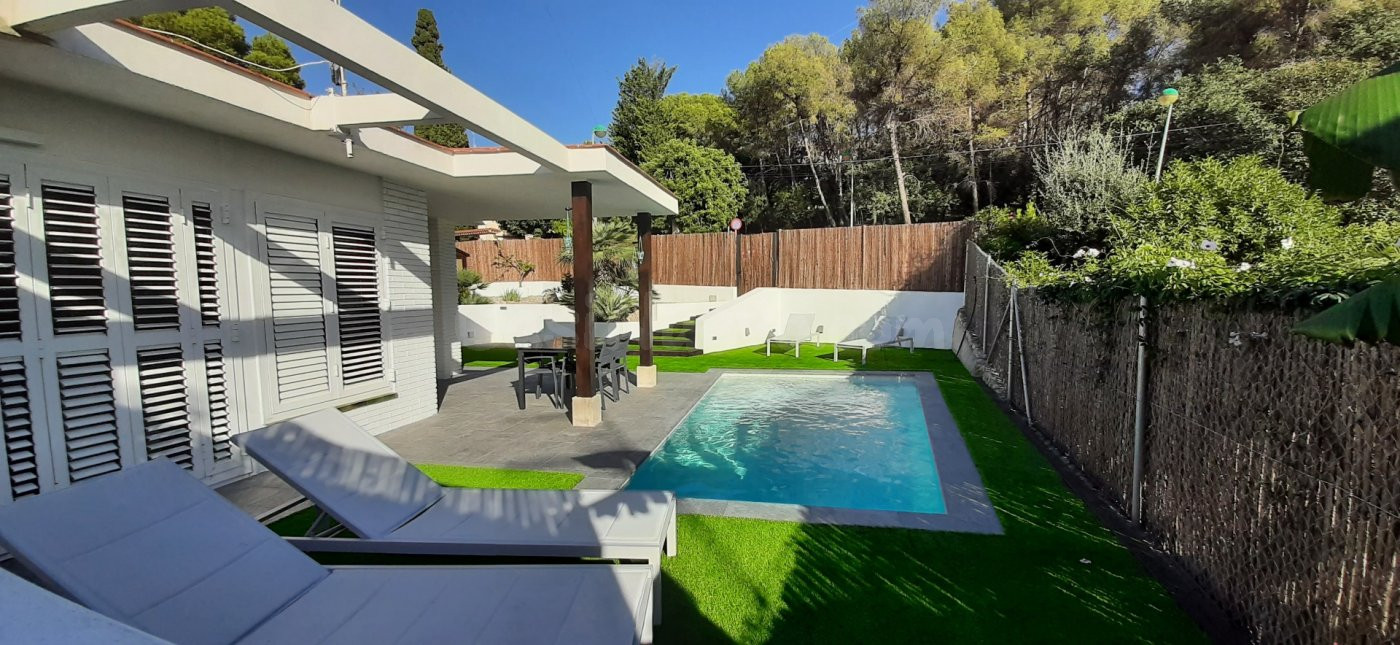 Casa con jardin  piscina en alquiler en Vallpineda.Sitges - foto 2