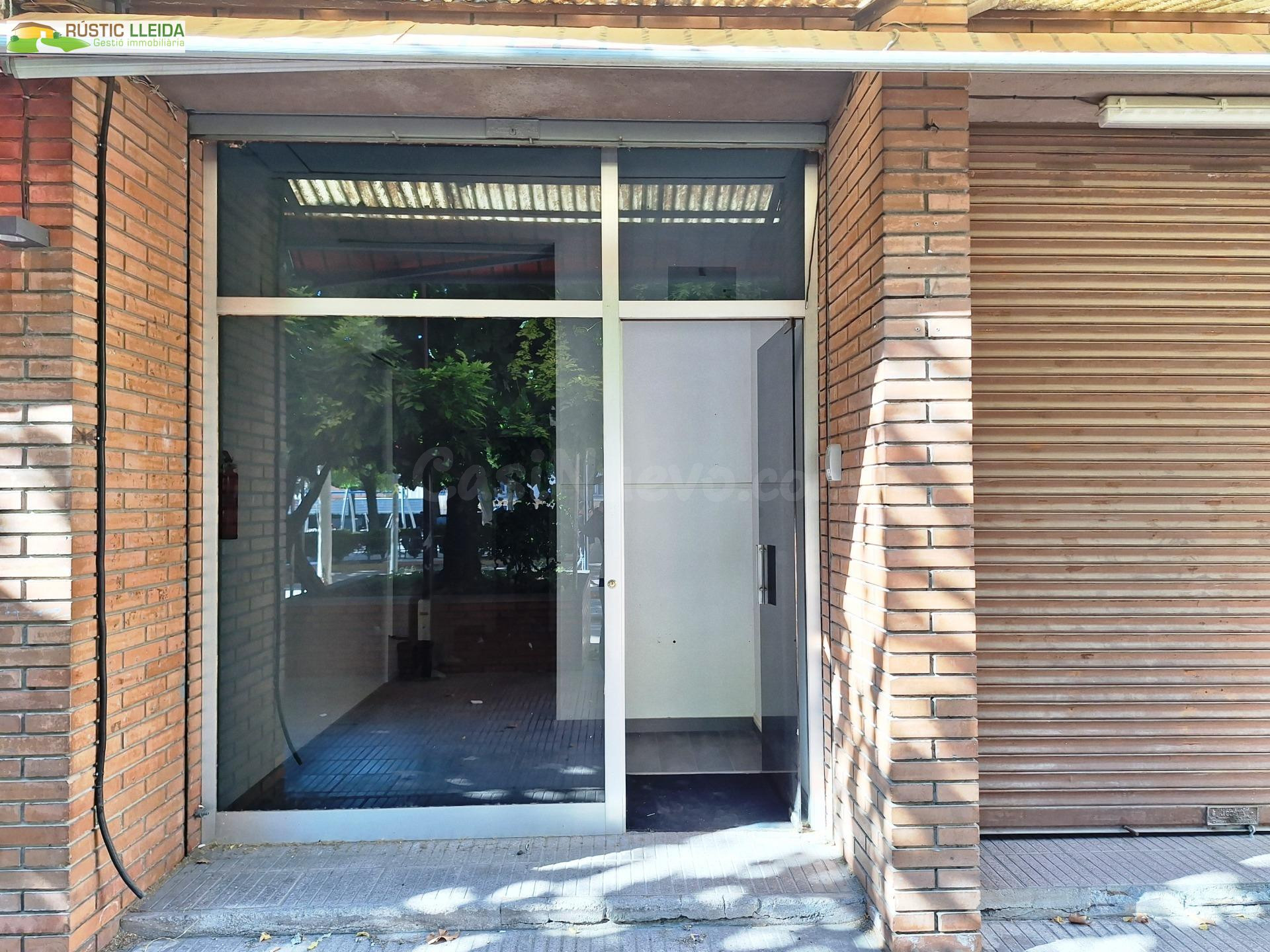 Se alquila local comercial con terraza en el centro de Tàrre - foto 2
