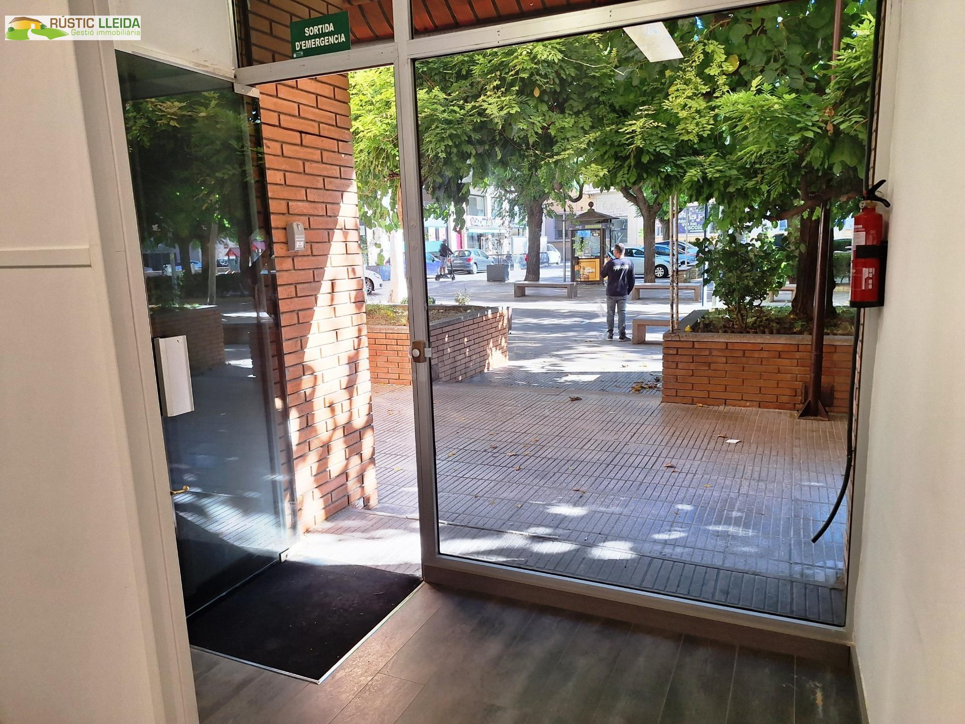 Se alquila local comercial con terraza en el centro de Tàrre - foto 3