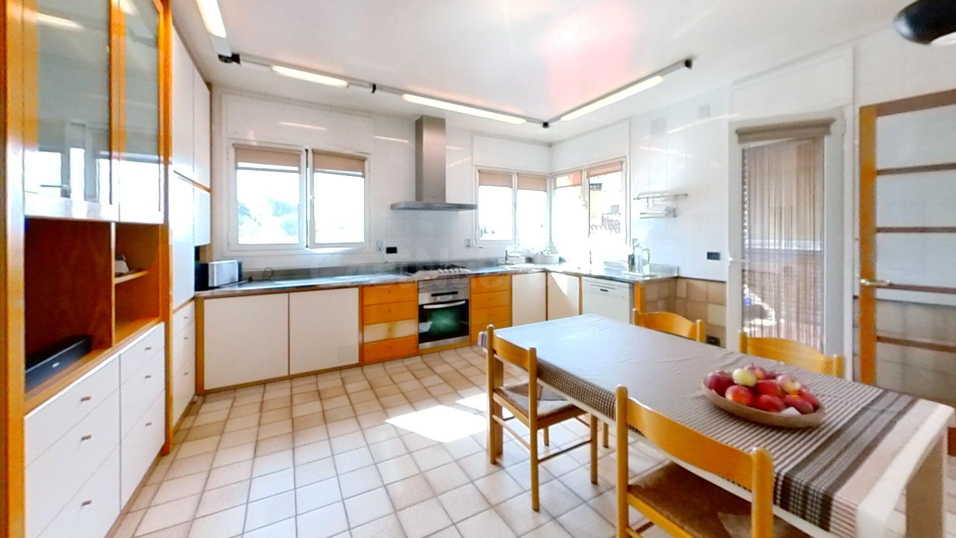 Se vende amplio local en primera línea en Altea - foto 4