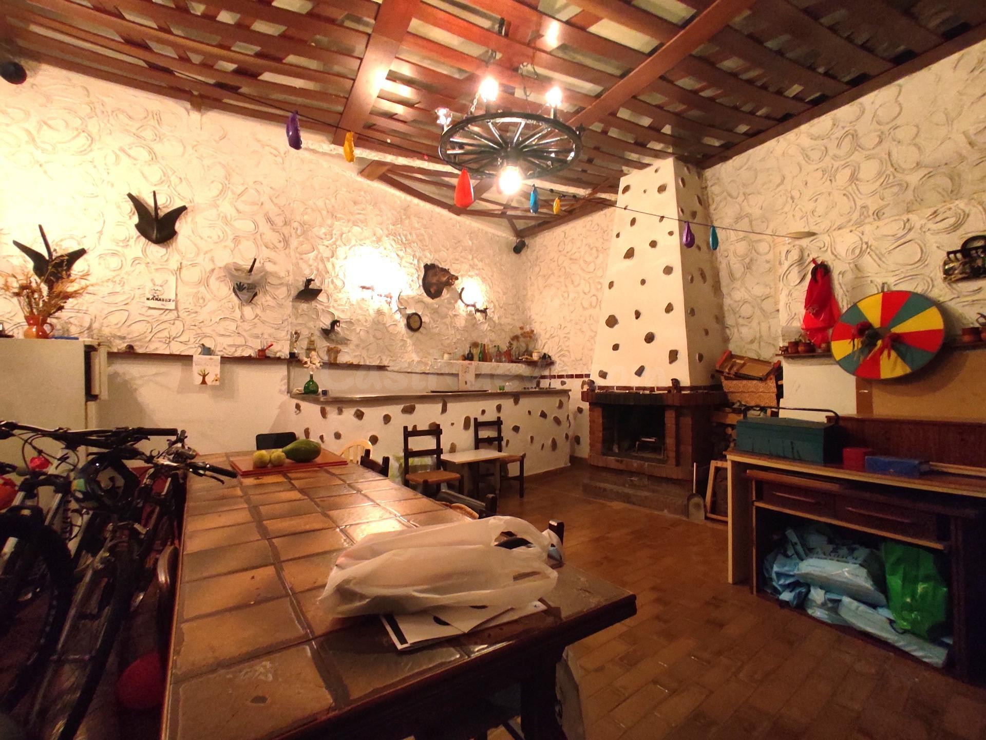 A la venta gran local céntrico en Balmaseda, dividido en garaje y txoko con chimenea y aseo.