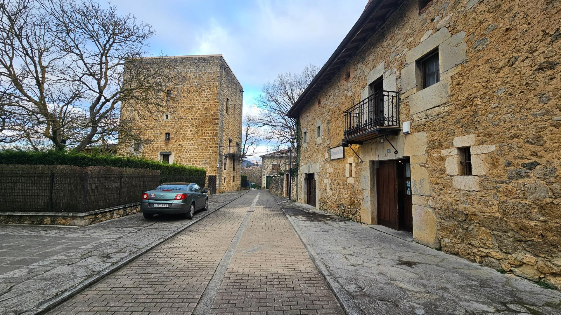 CASA DE PIEDRA CON JARDÍN EN EL CASCO HISTÓRICO DE VILLASANA