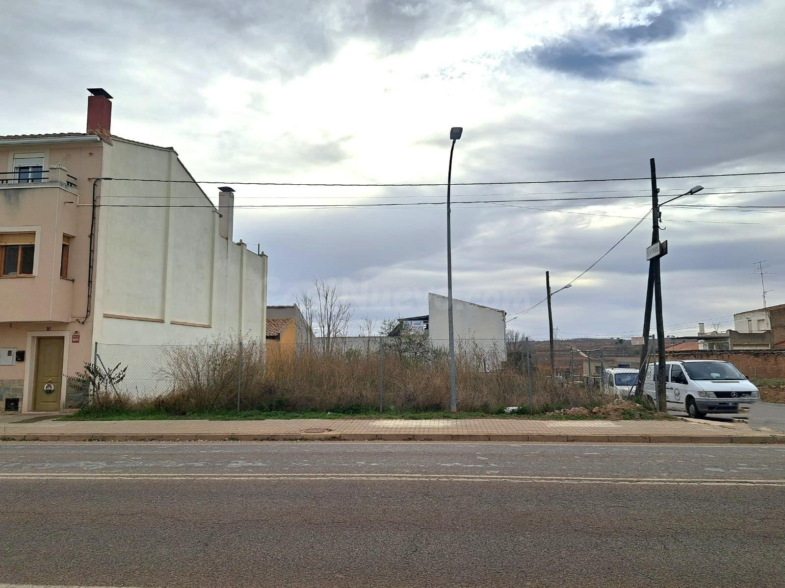 Solar urbano en esquina de 346 m2 en San Antonio de Requena