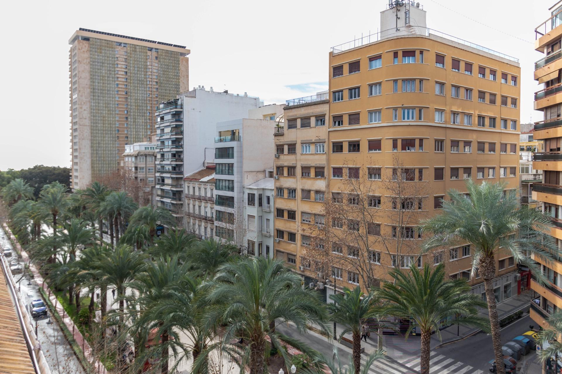 Espectacular piso reformado de 4 dormitorios en pleno centro de Alicante con opción de garaje - foto 4