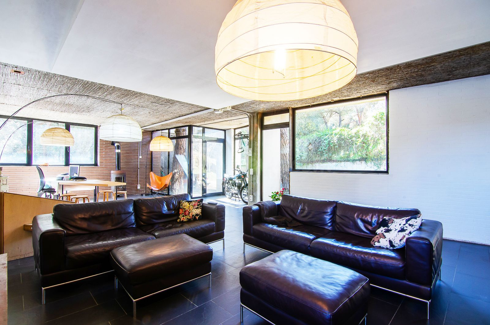 Casa Exclusiva con Diseño Moderno y Vistas Naturales