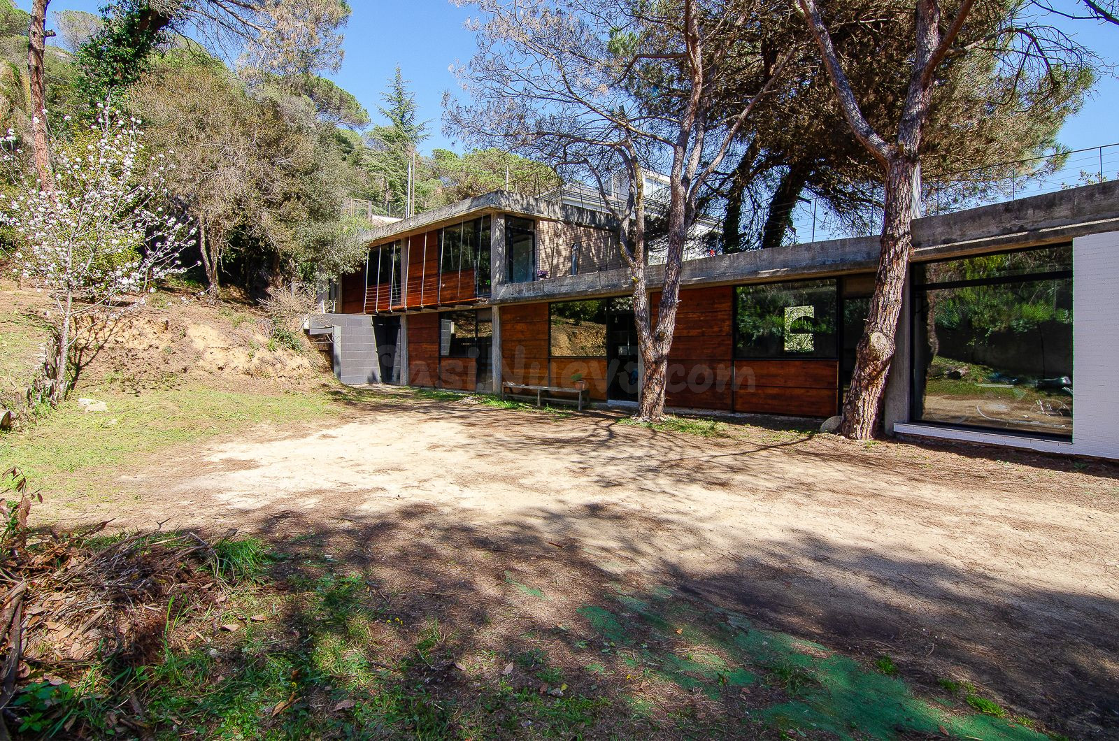 Casa Exclusiva con Diseño Moderno y Vistas Naturales - foto 2