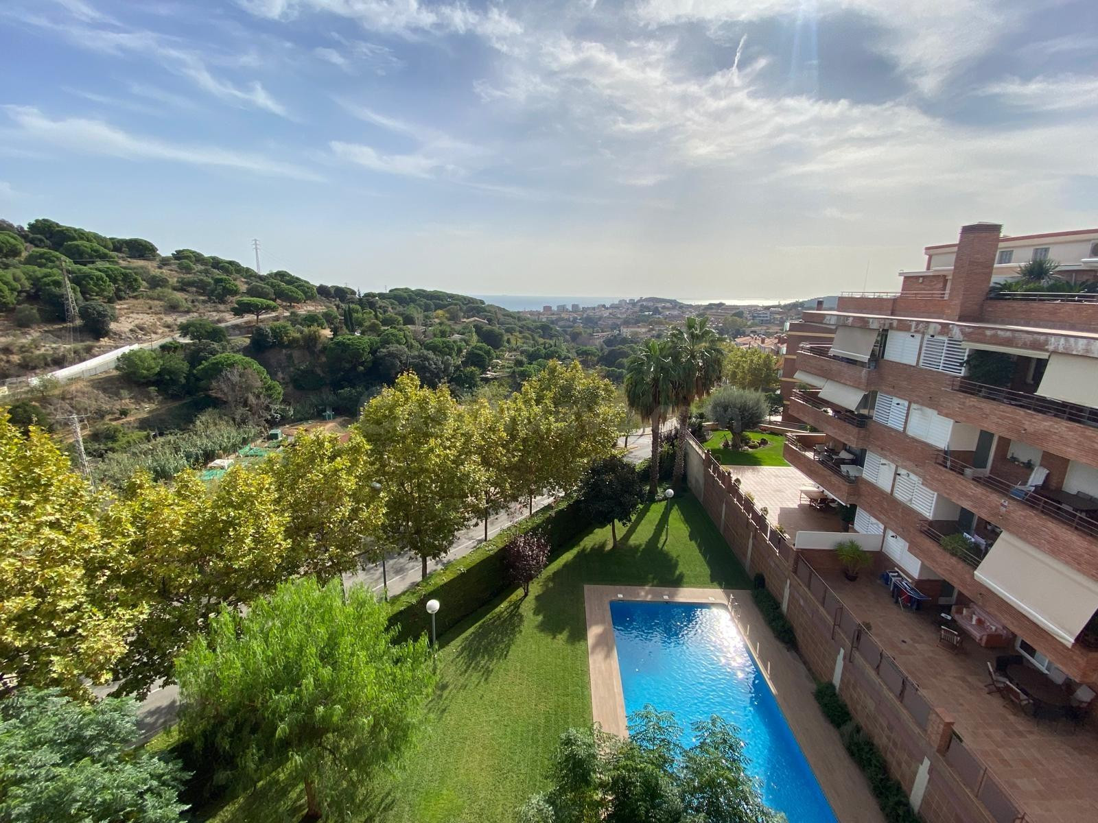 Dúplex con vistas al mar en Tiana: vive entre el cielo y el Mediterráneo
