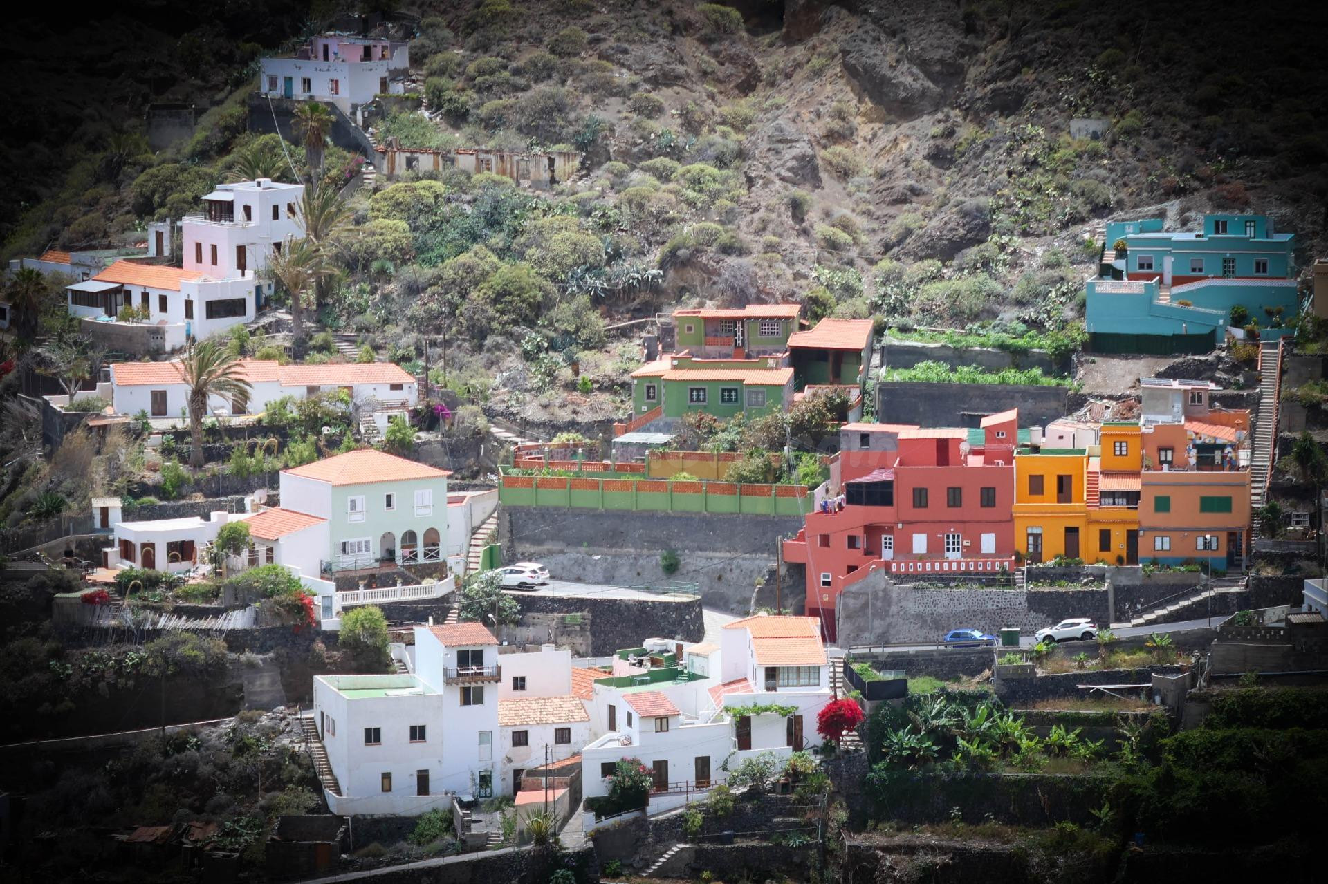 Oportunidad Única: Finca con Potencial Rentable y Tres Casas Rurales en Hermigua, La Gomera