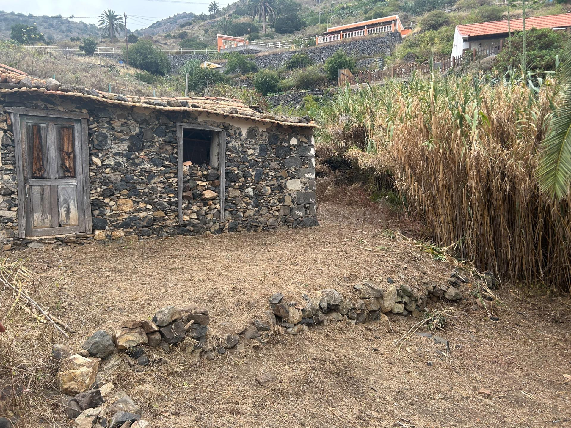 Terreno de asentamiento rural con casa a reformar