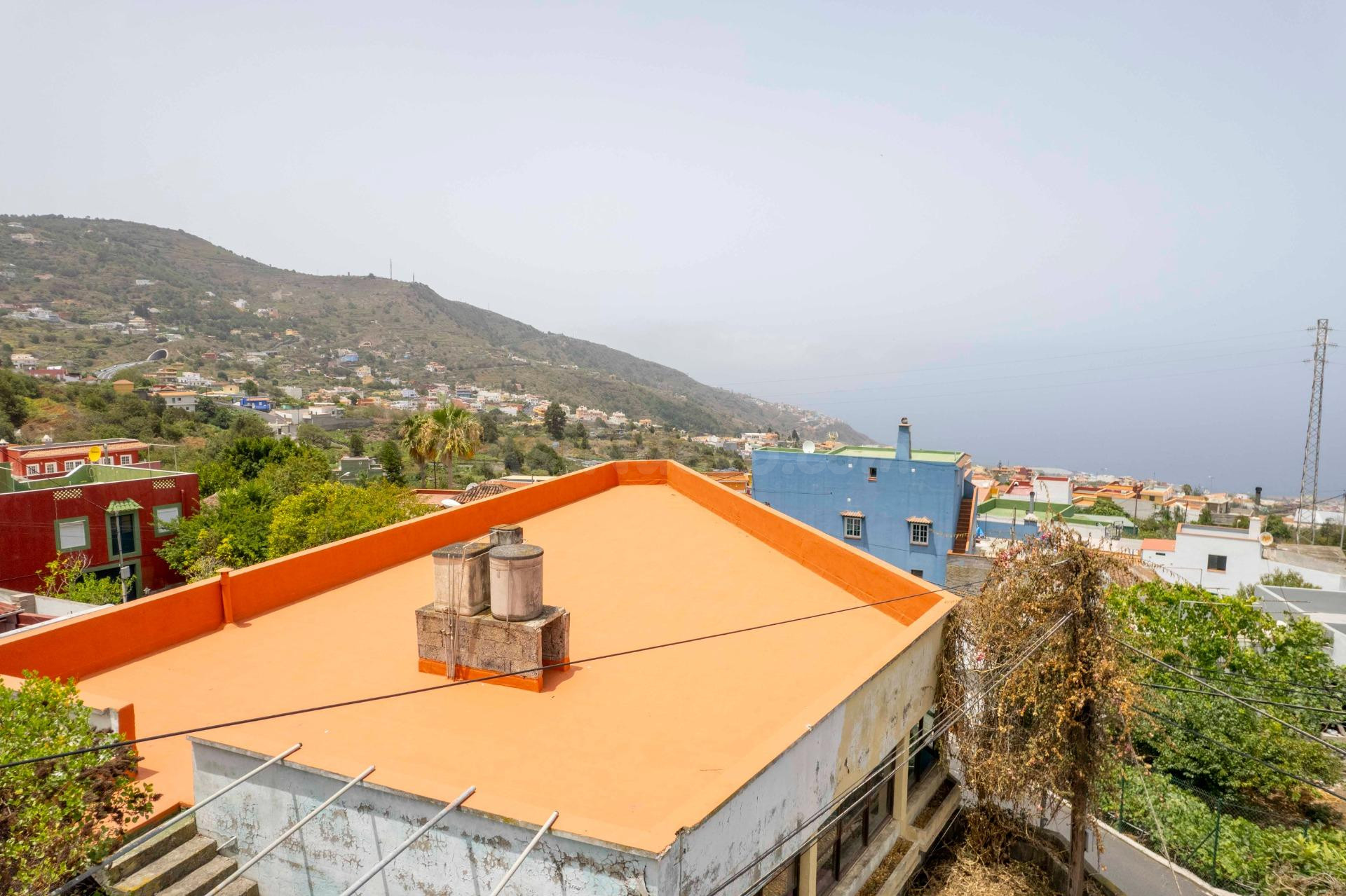 SE VENDE CASA CON TERRENO URBANO EN ICOD DE LOS VINOS.