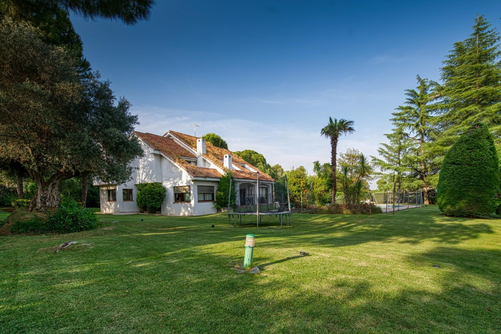 Chalet independiente en esquina con 2.567 m2 de parcela, piscina y vistas despejadas en Las Lomas