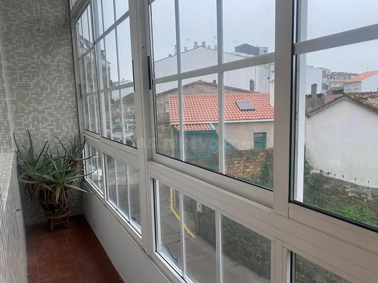 EN VENTA CASA PLENO CENTRO DE CALDAS DE REIS DE DOS PLANTAS CON AMPLIO TERRENO Y GARAJE