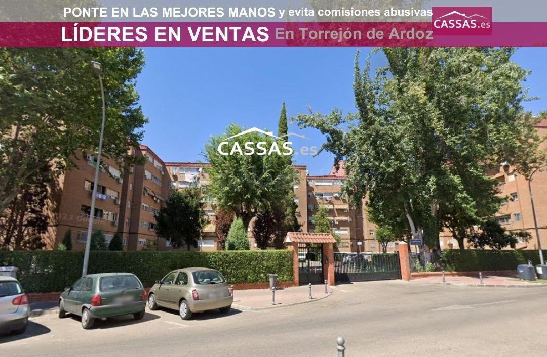 TORREPISTA 3 habitaciones con terraza. Piscina y parking.