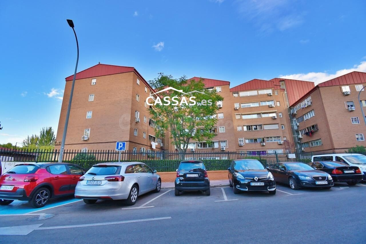 TORREPISTA 3 habitaciones con terraza. Piscina y parking. - foto 3