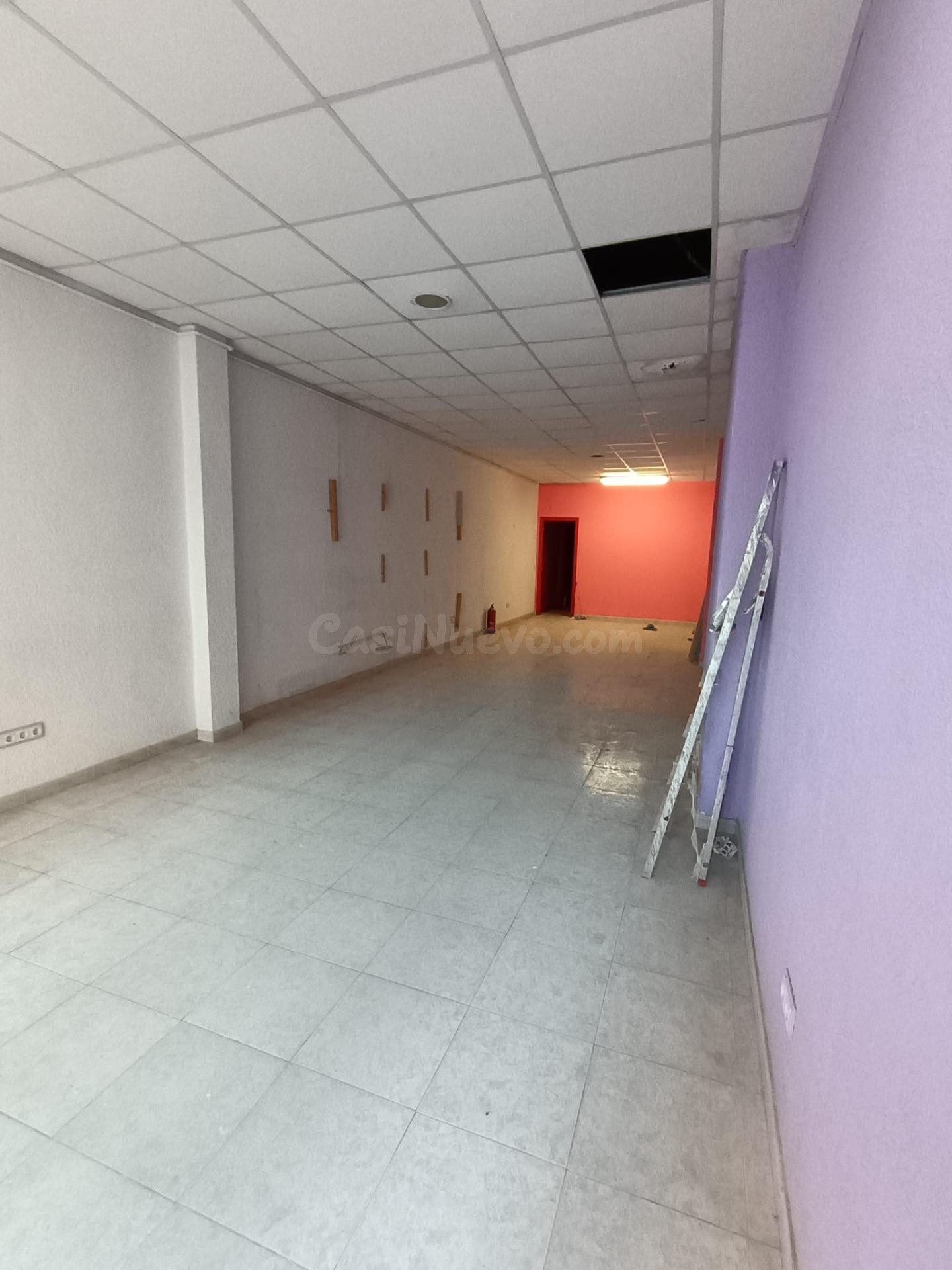 LOCAL DE 100 M2 EN VENTA EN PINEDA DE MAR CON TERRAZA Y POSIBILIDAD DE CAMBIO DE USO