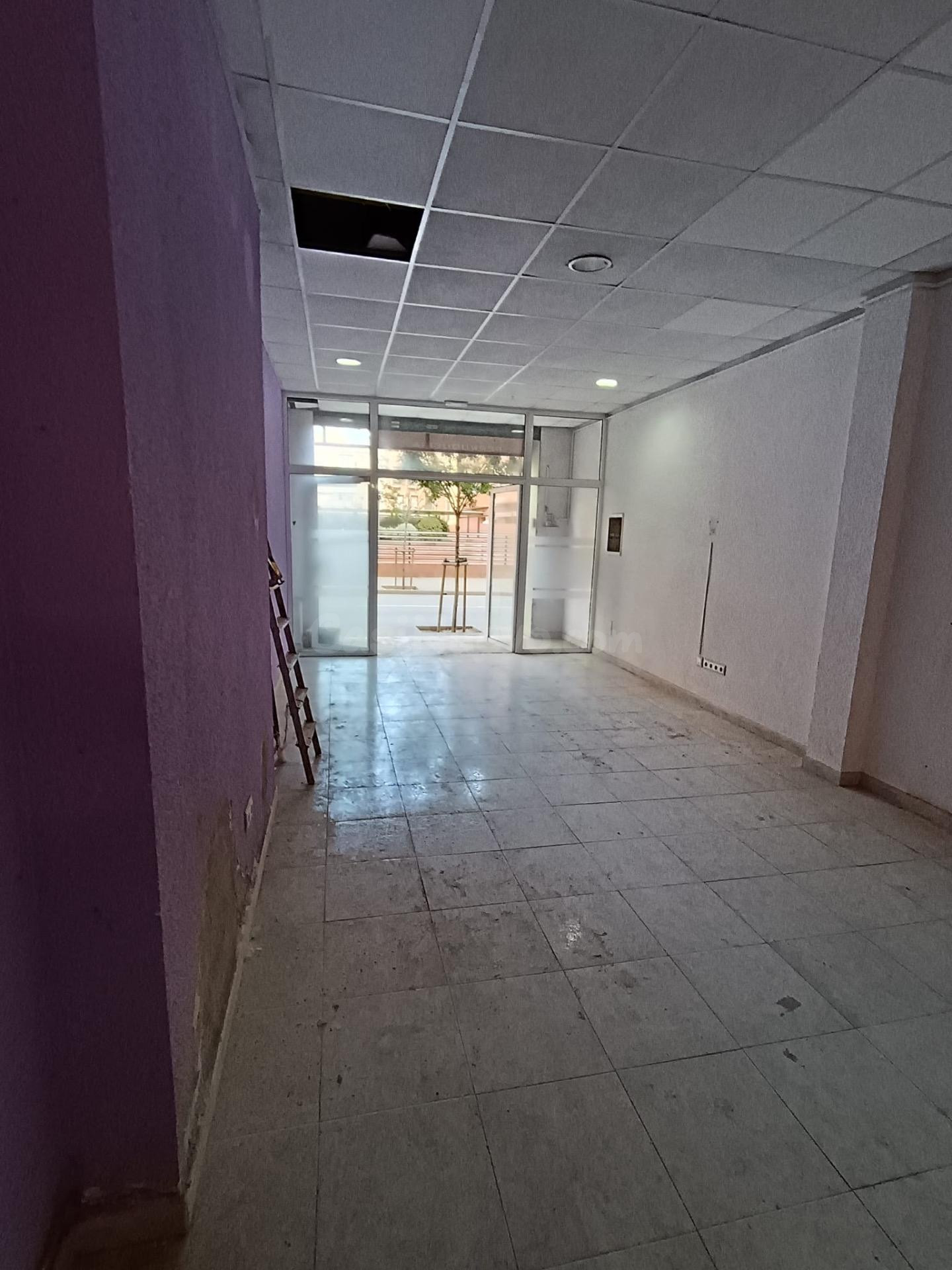 LOCAL DE 100 M2 EN VENTA EN PINEDA DE MAR CON TERRAZA Y POSI - foto 3