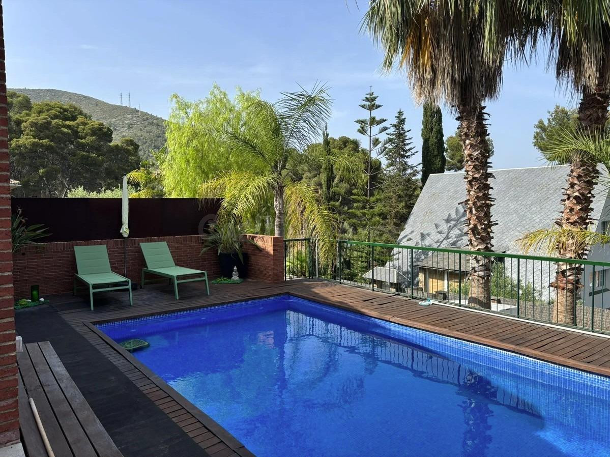 ESPECTACULAR CASA DE LUJO UNIFAMILIAR CON JARDÍN, PISCINA Y 
