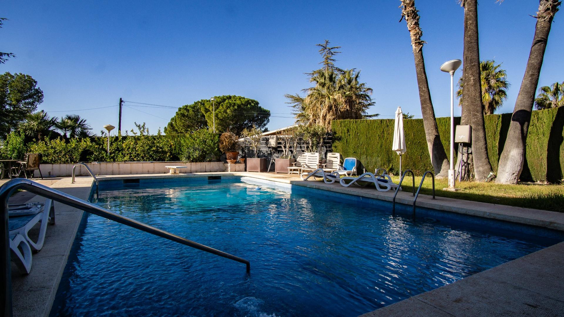 Chalet en Loma Badá de Petrer con amplia piscina.