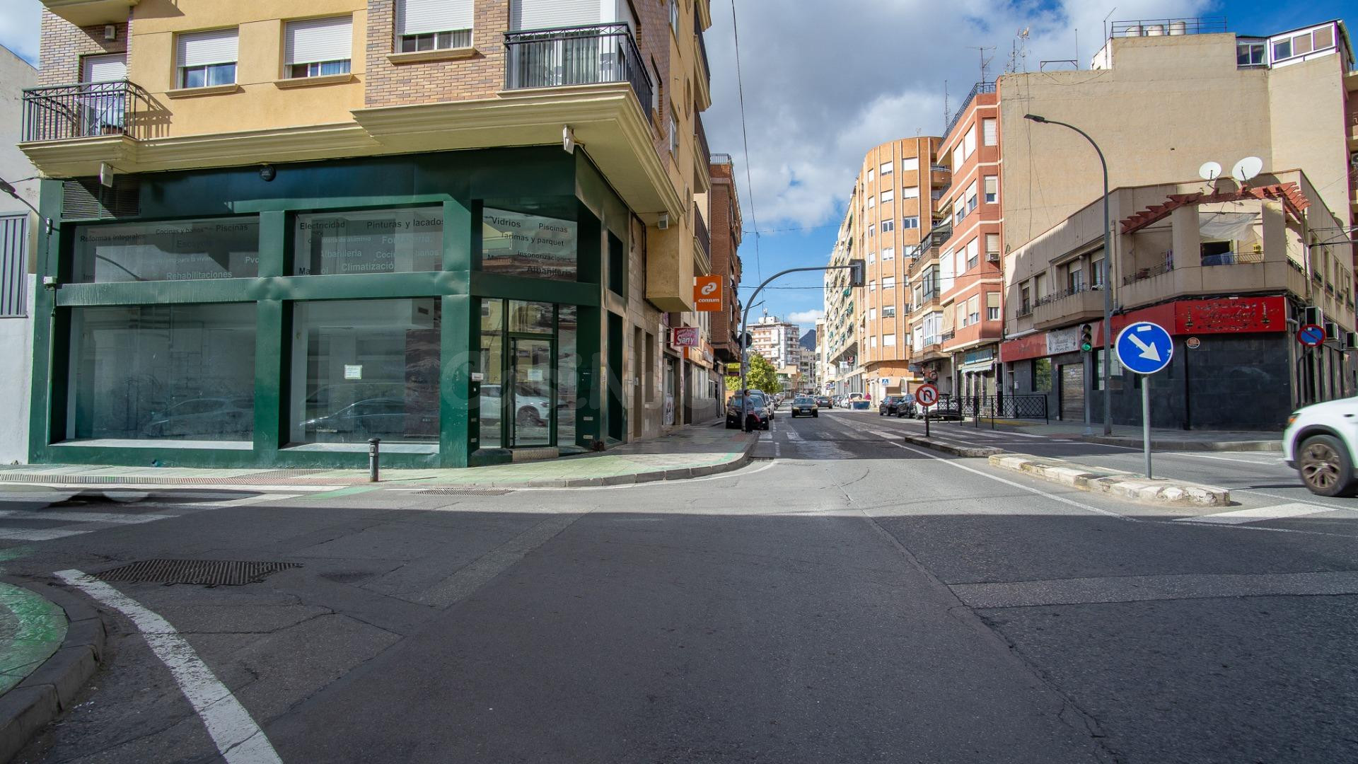 Se alquila local comercial en excelente ubicación