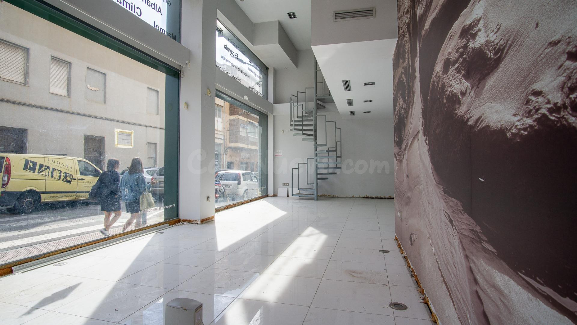 Se alquila local comercial en excelente ubicación - foto 2