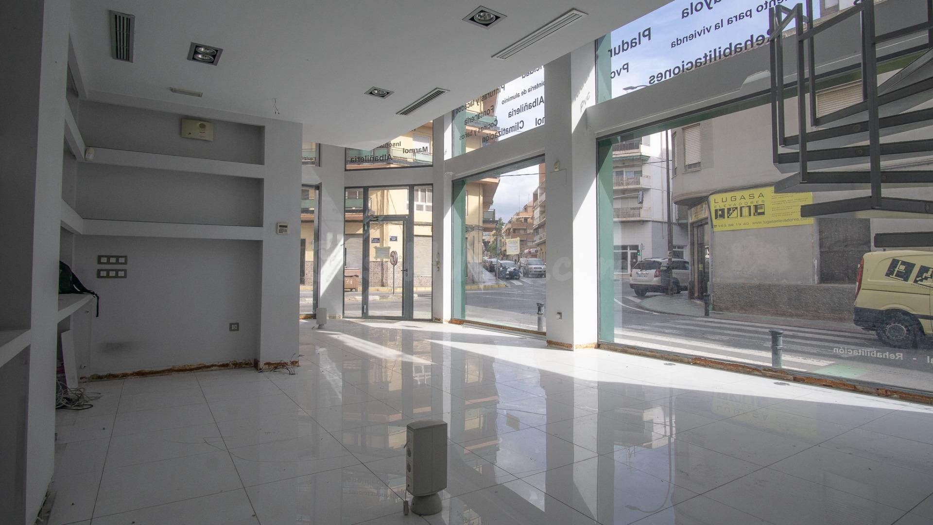 Se alquila local comercial en excelente ubicación - foto 3