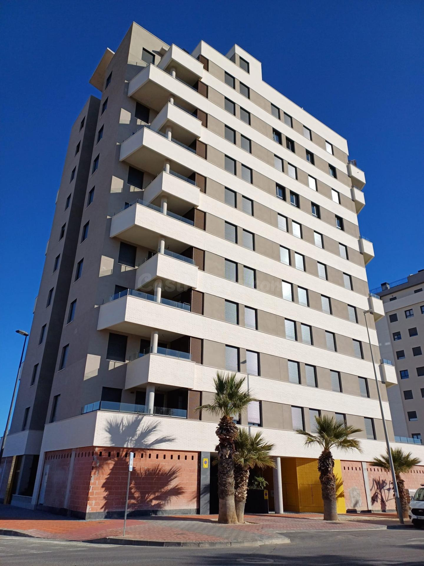ALQUILER DE LOCAL COMERCIAL EN ESQUINA  CON INCREÍBLE UBICACIÓN RES. MARINA BAY EN EL CAMPELLO
